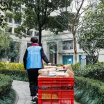 快递新规“满月”：送货上门难到底被“卡”在哪？